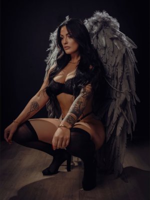 Kate Moore Photo #9