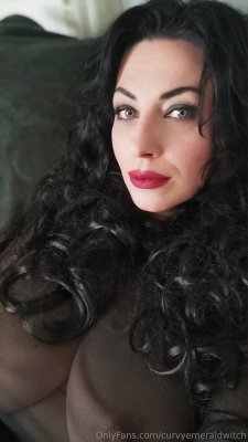 curvyemeraldwitch Photo #18