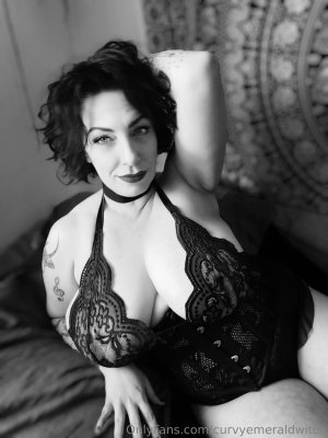 curvyemeraldwitch Photo #10