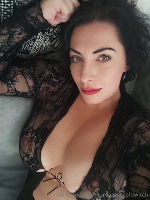 curvyemeraldwitch Photo #15