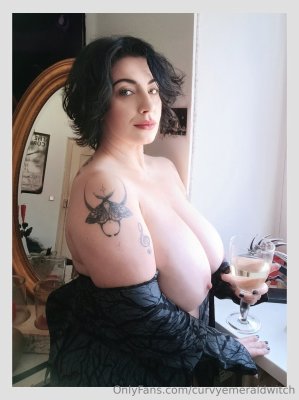 curvyemeraldwitch Photo #49