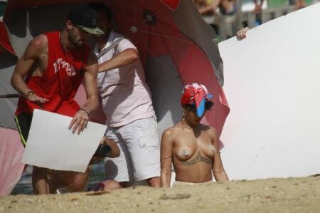 Rihanna All Nude Photos (21 pics)